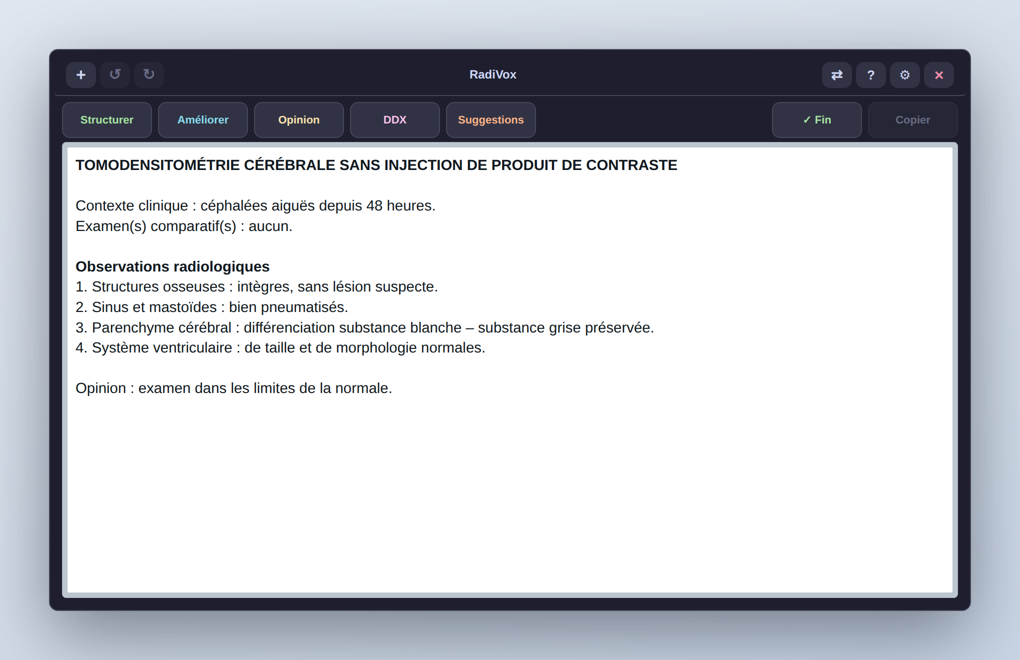 Éditeur RadiVox en avant-plan affichant un exemple de rapport structuré de TDM cérébrale